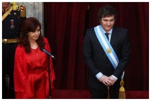 Cristina Kirchner mostra o dedo do meio a apoiadores de Milei na cerimônia de posse