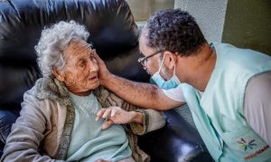 Ao menos 73% dos custos com demência estão com famílias, revela estudo