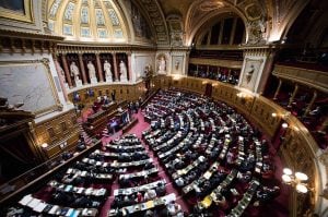 Em vitória de conservadores, França aprova lei que dificulta imigração