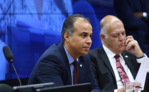 Proposta que proíbe uniões poliafetivas avança na Câmara com apoio de bolsonaristas