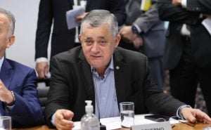 Governo falha na disputa política e ideológica, diz líder de Lula