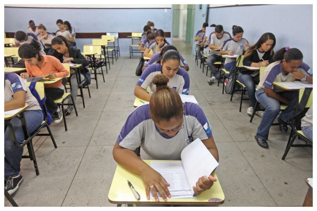 Quase metade dos estudantes brasileiros não termina o Ensino Fundamental na idade certa