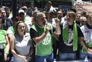 Servidores reagem a decreto de Milei e não descartam greve geral