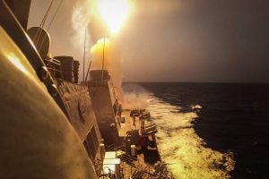 Huthis reivindicam ataque contra navio dos EUA em frente ao Iêmen