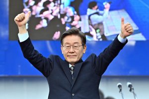Líder da oposição na Coreia do Sul é esfaqueado no pescoço