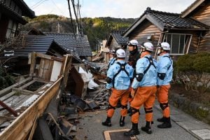 Japão registra longas filas para obter água e comida após terremoto devastador
