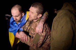 Ucrânia e Rússia trocam prisioneiros após meses de impasse
