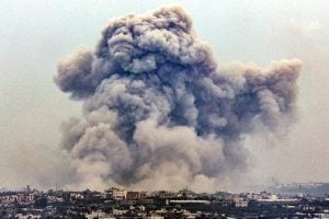 Israel bombardeia cidade do sul de Gaza colapsada por refugiados palestinos