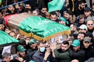 Milhares de pessoas participam de funeral de número 2 do Hamas em Beirute