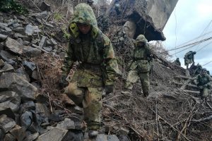 Mulher de 90 anos é encontrada viva sob os escombros 5 dias após terremoto no Japão