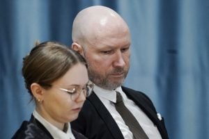 Neonazista preso processa Estado da Noruega por detenção em solitária