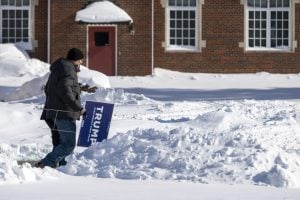'Mesmo que vocês votem e depois morram, vale a pena', diz Trump a apoiadores no frio de Iowa
