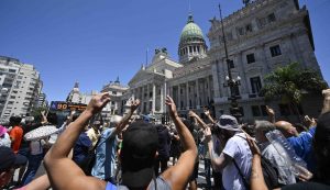 Milhares de argentinos protestam em paralisação nacional contra Milei