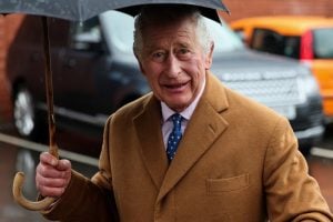 Charles III passa 3º dia hospitalizado após operação de próstata