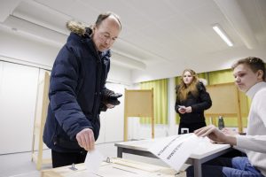 Finlândia vota para presidente em momento de tensão com a Rússia