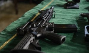 Integrantes da milícia de assassinos de Marielle são presos em operação contra comércio ilegal de armas