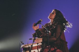 Alessandra Leão tira a percussão da ‘cozinha’ e a leva ao seu devido lugar: a frente do palco