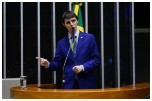 Deputado federal do AM dá voz de prisão a policiais militares durante abordagem