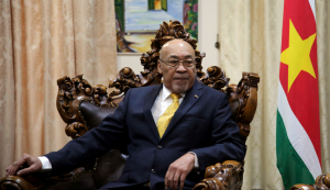 Polícia emite ordem de ‘busca e captura’ contra ex-presidente do Suriname