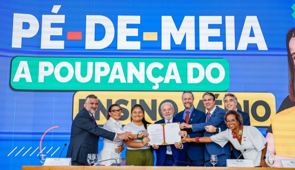 ‘Pé de meia’ para estudantes do Ensino Médio entra em vigor nesta sexta; saiba como funciona