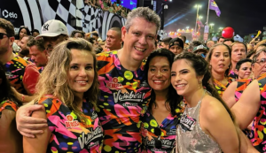 MP pede investigação contra ministro de Lula após foto em carnaval fora de época