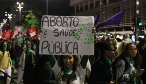 Brasileiros contrários ao aborto batem recorde e chegam a 61%