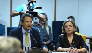 Gleisi diz que não é o momento de debater a sucessão de Lula, após declaração de Haddad
