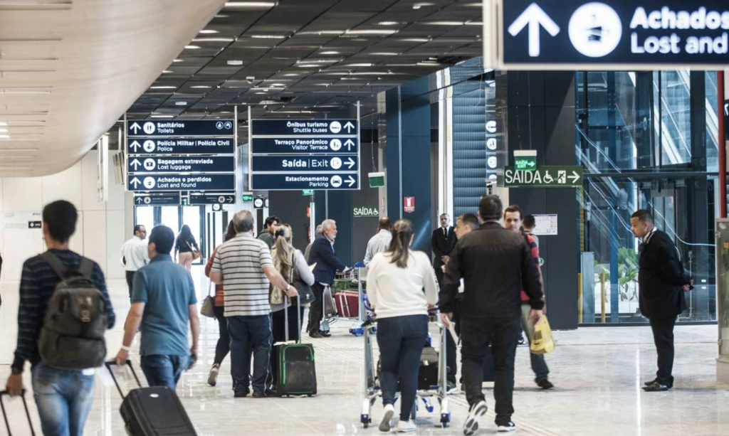 Visto para turistas dos EUA, Austrália e Canadá será obrigatório; saiba quando medida passa a valer