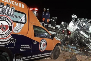 Acidente entre caminhão e ônibus turístico deixa 24 mortos na Bahia