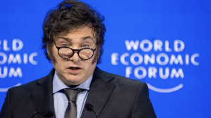 Milei usa discurso em Davos para atacar socialismo, feminismo e justiça social