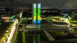 8 de Janeiro: prédio do Congresso tem projeção de bandeira do Brasil e frase em defesa da democracia
