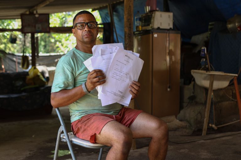 O ex-gari Alcione Borges segura receita de remédios contra o trauma provocado pelo rompimento da barragem de Brumadinho (Foto: Flavio Tavares/Repórter Brasil)