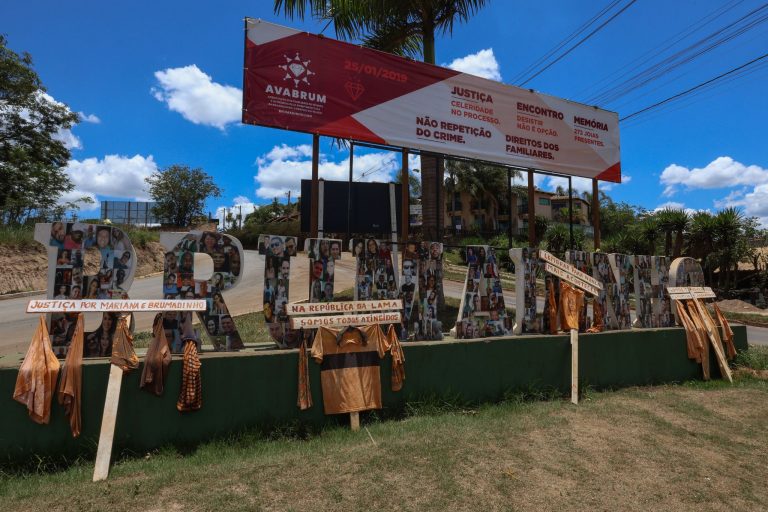 Painel em protesto contra a tragédia de Brumadinho, que completa 5 anos no próximo dia 25 (Foto: Flavio Tavares/Repórter Brasil)