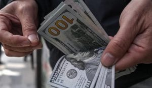 Dólar cai para R$ 5,16 à espera de dados nos Estados Unidos