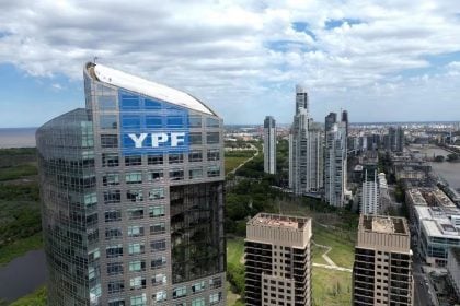 Juíza dos EUA manda Argentina entregar 51% das ações da YPF