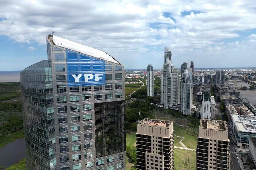 Juíza dos EUA manda Argentina entregar 51% das ações da YPF