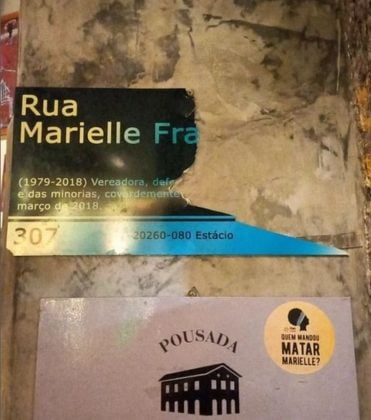 Homem destrói placa de Marielle Franco e quadro com imagem de Lula em bar no Rio