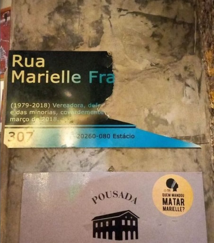 Homem destrói placa de Marielle Franco e quadro com imagem de Lula em bar no Rio