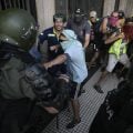 Oposição abandona debate de pacote de Milei após polícia reprimir manifestações