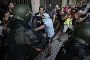 Oposição abandona debate de pacote de Milei após polícia reprimir manifestações