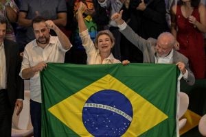 Pelo que vi em Santos, se bobear o Lula traz até o Tarcísio para nossa frente, diz Boulos