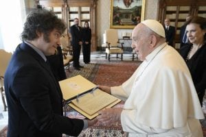 Milei se reúne com papa Francisco no Vaticano