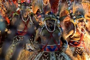 Jornais europeus destacam denúncia contra herança escravocrata e crise yanomami no Carnaval do Rio