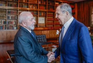 Lula recebe chanceler russo e diz estar 'disposto a colaborar' pela paz na Ucrânia