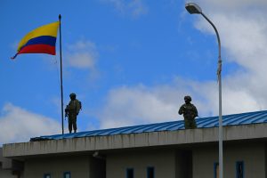 Detentos escapam de prisão sob controle de militares no Equador