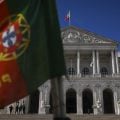 Portugal aprova lei que endurece regras para imigrantes