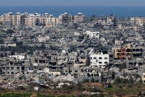 Diante da fome em Gaza, países doadores lançam ajuda humanitária de paraquedas