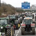 Agricultores começam a retirar seus bloqueios de estradas na França