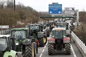 Agricultores começam a retirar seus bloqueios de estradas na França