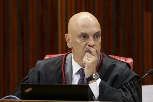 Ex-assessor de Bolsonaro preso pela PF tenta tirar investigação das mãos de Moraes